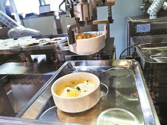 ▲深圳大学城荷园一食堂机器人智能餐饮系统正在上菜。受访单位供图