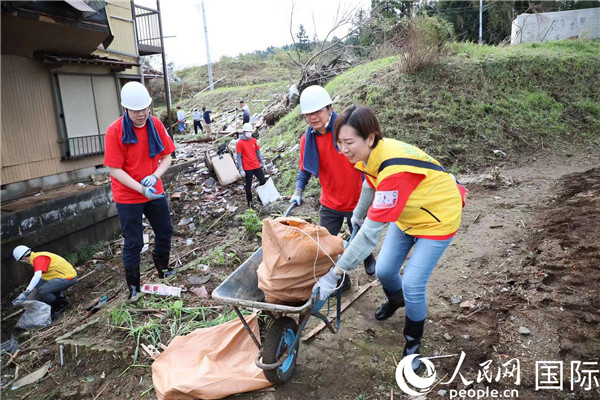 中国建设银行东京分行员工正在参加灾区救援活动。