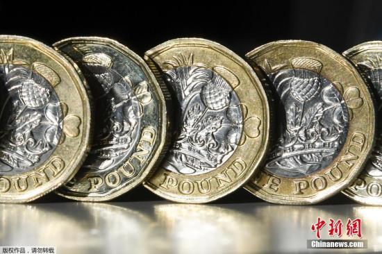 资料图：当地时间2017年10月15日24时开始，旧版面值1英镑的圆形硬币退出流通。图为旧版一英镑硬币。