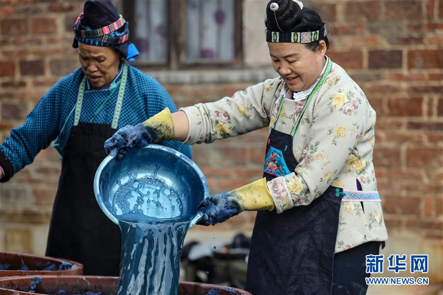 （图片故事）（5）蜡花小姐：蜡刀青花绽苗乡