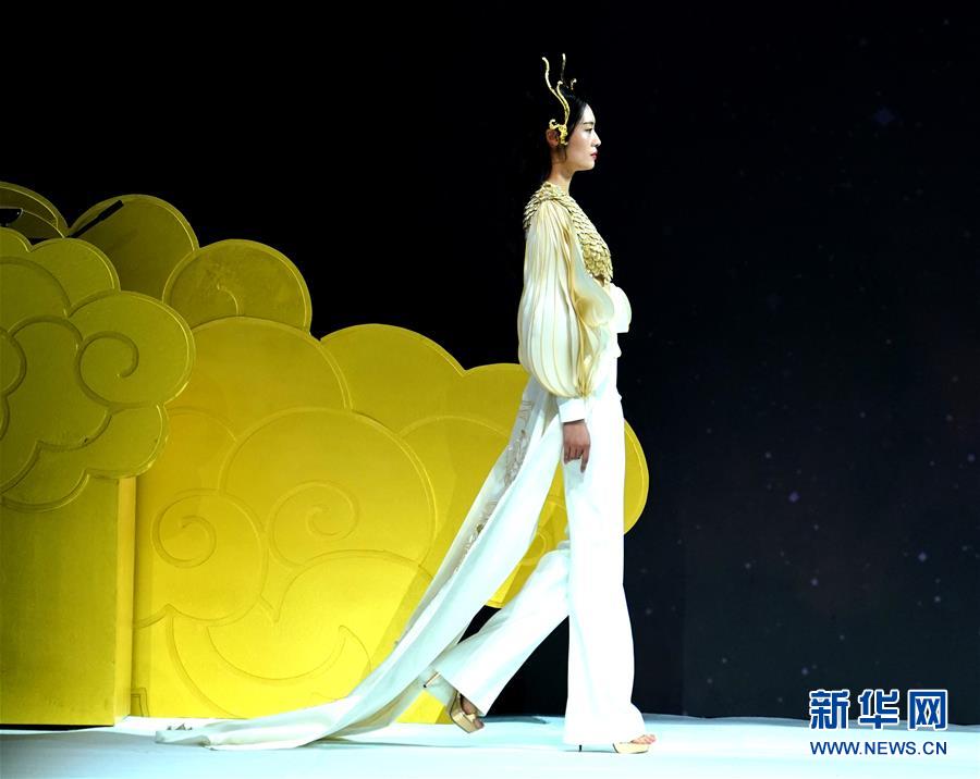 （文化）（1）“楚和听香 CHUYAN·开元”时装发布会在京举行