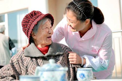 养老护理员标准不降：增加技能要求，放宽入职条件