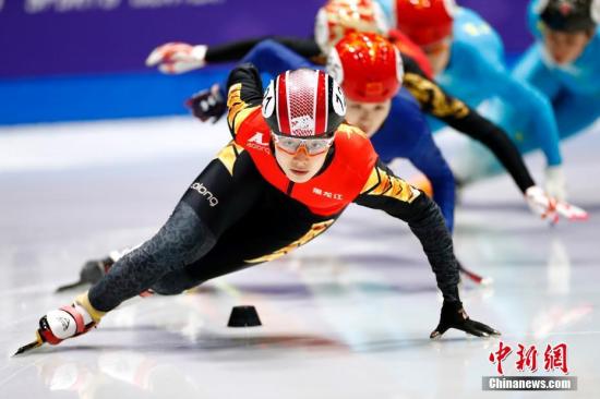 1月12日，2018-19赛季中国杯短道速滑精英联赛第四站北京站，在北京首钢园运动中心展开争夺。赛事以备战冬奥、选拔人才为目的，本站共有32支代表队、131名运动员参加，既有国家队老将，也有国家集训队天才少年组的队员们。图为在女子500米决赛中，来自黑龙江省滑冰训练中心的曲春雨以44秒507夺冠。<a target=