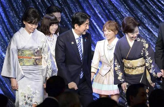 △2013年安倍晋三在东盟-日本纪念首脑会议的晚宴上邀请AKB48的成员出席