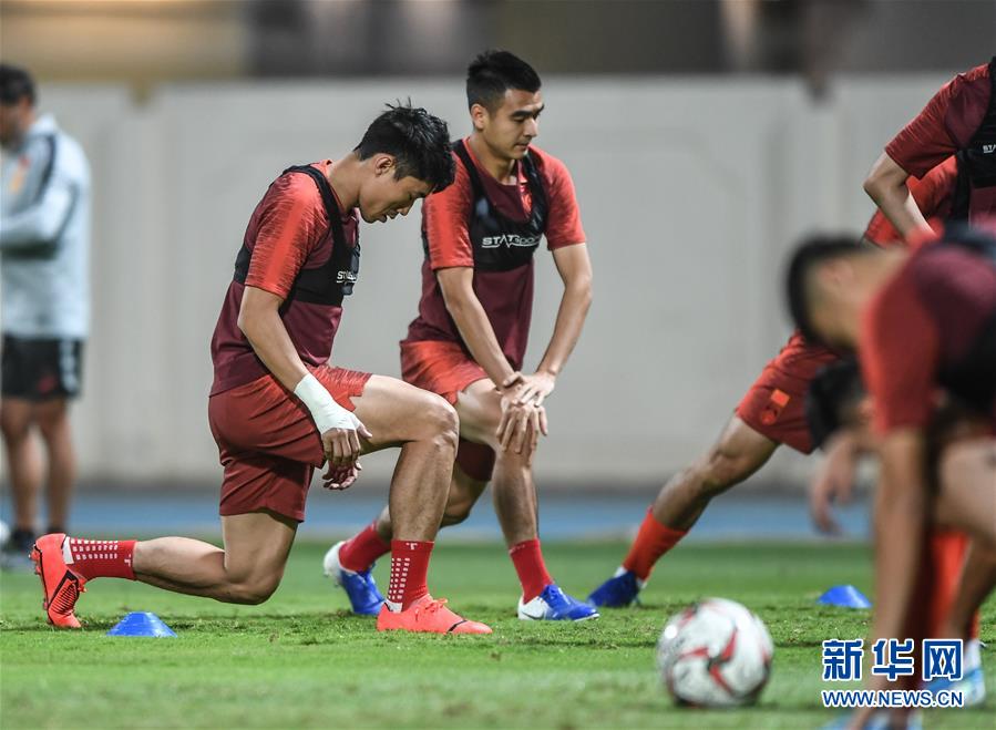 （体育）（8）足球——世预赛：中国队在阿联酋备战