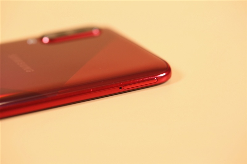 中端机还能如此漂亮 三星Galaxy A70s评测：最轻薄的6400万三摄之作