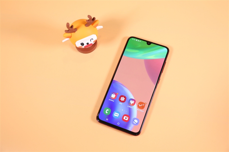 中端机还能如此漂亮 三星Galaxy A70s评测：最轻薄的6400万三摄之作