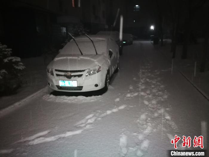 大雪致内蒙古多条高速公路封闭出行受阻 民众迎入冬以来最大一场雪