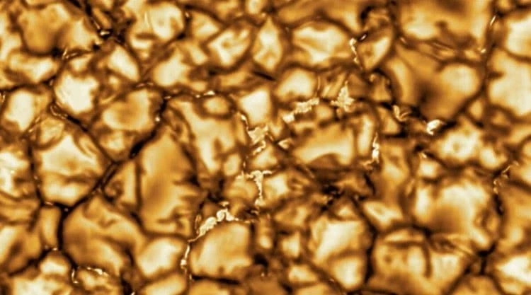 世界最大望远镜捕捉到最高清太阳图像 仿佛是流动的黄金