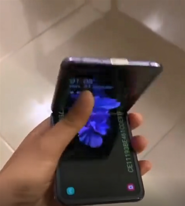 三星Galaxy Z Flip视频上手 ：上下折叠真机全面泄露