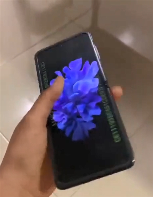 三星Galaxy Z Flip视频上手 ：上下折叠真机全面泄露