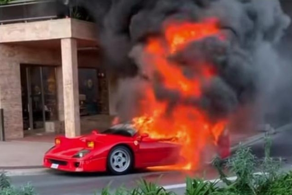法拉利F40在摩洛哥发生自燃
