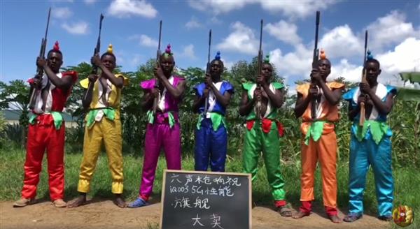 画面辣眼 “非洲葫芦娃”七兄弟祝iQOO 3 5G手机大卖