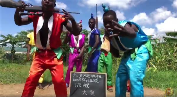 画面辣眼 “非洲葫芦娃”七兄弟祝iQOO 3 5G手机大卖