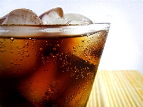 放心喝可乐吧！人造甜味不会不能跟碳水结合