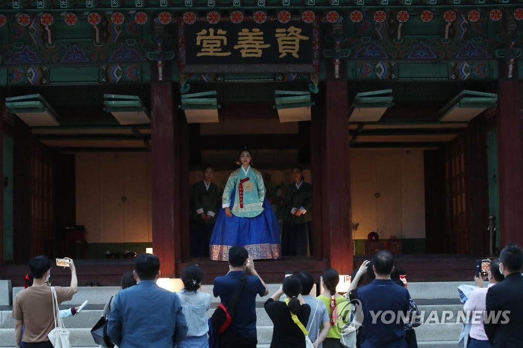 韩国景福宫举办避暑活动“宫中机智的避暑生活” 吸引大批游客前来体验