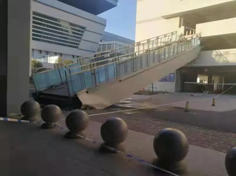 安徽阜阳：车站停车场和落客平台连廊掉落