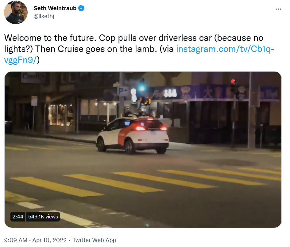 Cruise自动驾驶汽车因未打开车大灯而被警察逼停
